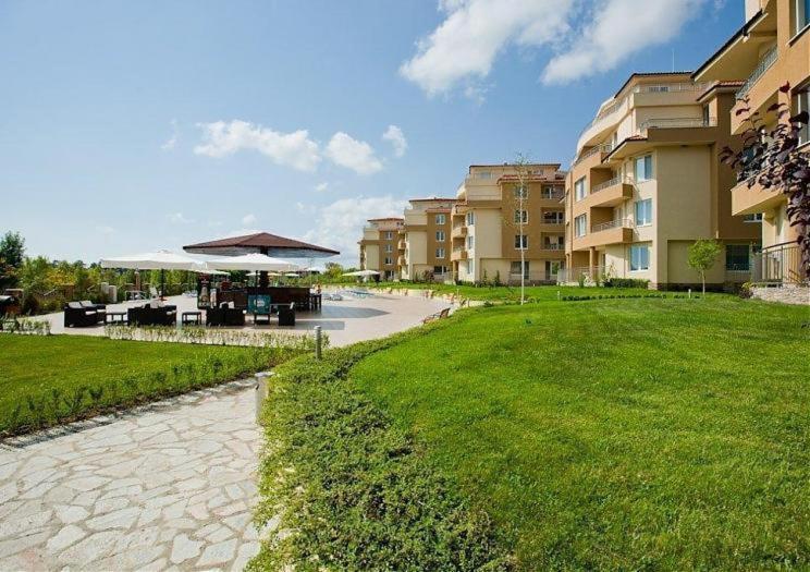Аппартамент Pines Beach Resort เบียลา ภายนอก รูปภาพ