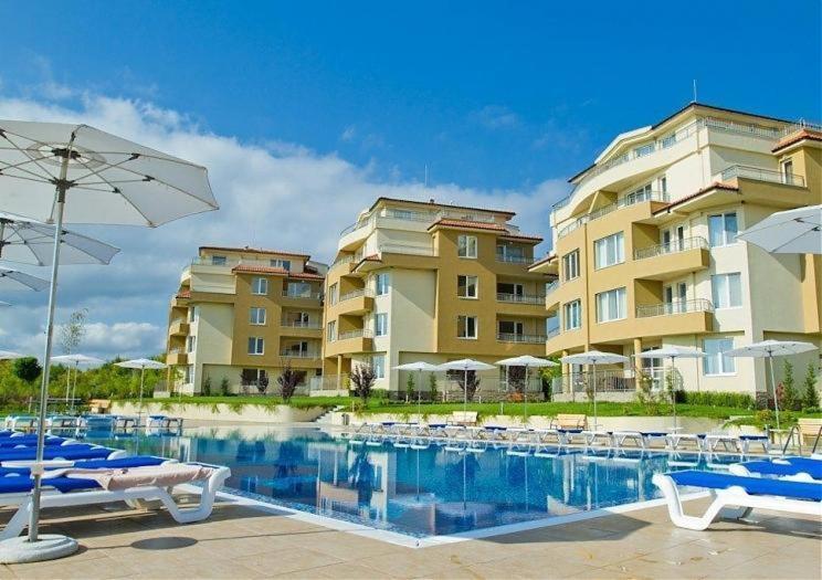 Аппартамент Pines Beach Resort เบียลา ภายนอก รูปภาพ